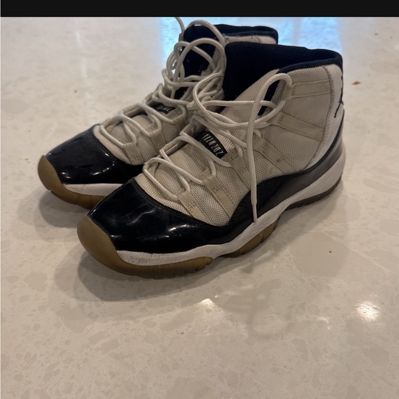 Grab a piece of sneaker history with the Air Jordan 11 - Picture 3 of 4